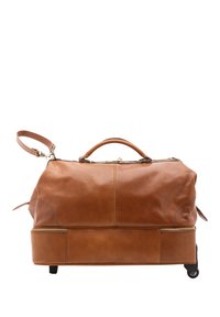 Borsa duffel in pelle marrone con tasca con zip, manici arrotolati, tracolla removibile e ruote per la mobilità. Texture liscia, design robusto.