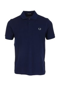 Polo bleu marine en coton avec un col classique, une patte de boutonnage à deux boutons et un logo brodé sur la poitrine. Texture lisse.