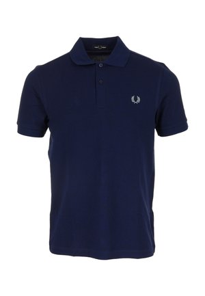 Marineblauwe polo van katoen met een klassieke kraag, een placket met twee knopen en een geborduurd logo op de borst. Gladde textuur.