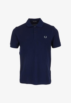 Marineblauwe polo van katoen met een klassieke kraag, een placket met twee knopen en een geborduurd logo op de borst. Gladde textuur.