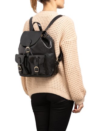 Zaino in pelle nera con chiusura a patta, due tasche frontali con dettagli a fibbia e spallacci regolabili.