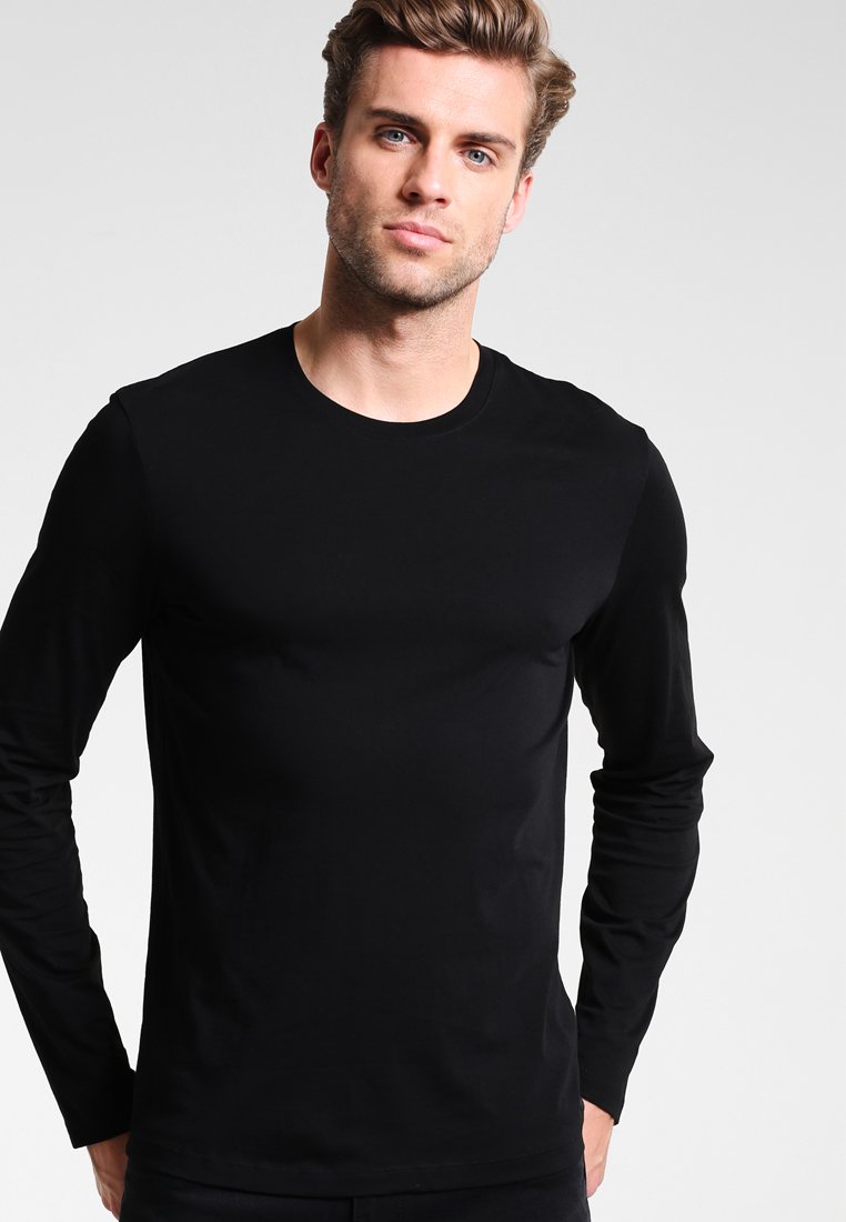 Sort langærmet t-shirt lavet af glat stof med rund halsudskæring. Tætsiddende design med lange ærmer og ingen synlige mønstre eller accenter.