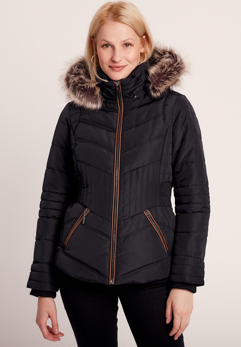 Schwarze Daunenjacke mit einer Kapuze aus Kunstfell, die über ein Zickzackmuster verfügt, sowie einem Reißverschluss vorne und zwei Reißverschlusstaschen mit bronze-farbenen Akzenten.