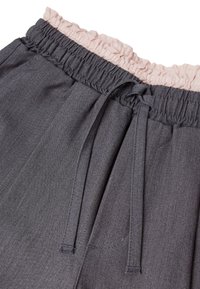 Pantaloni grigi con vita arricciata di colore rosa chiaro. Presentano coulisse e una texture sottile. Arricchiti con tasche laterali per maggiore praticità.