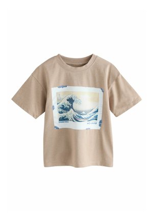 Beiges T-Shirt mit kurzen Ärmeln und einem gerahmten Druck einer großen blauen Welle und einem Berg im Hintergrund, inspiriert von japanischer Kunst.