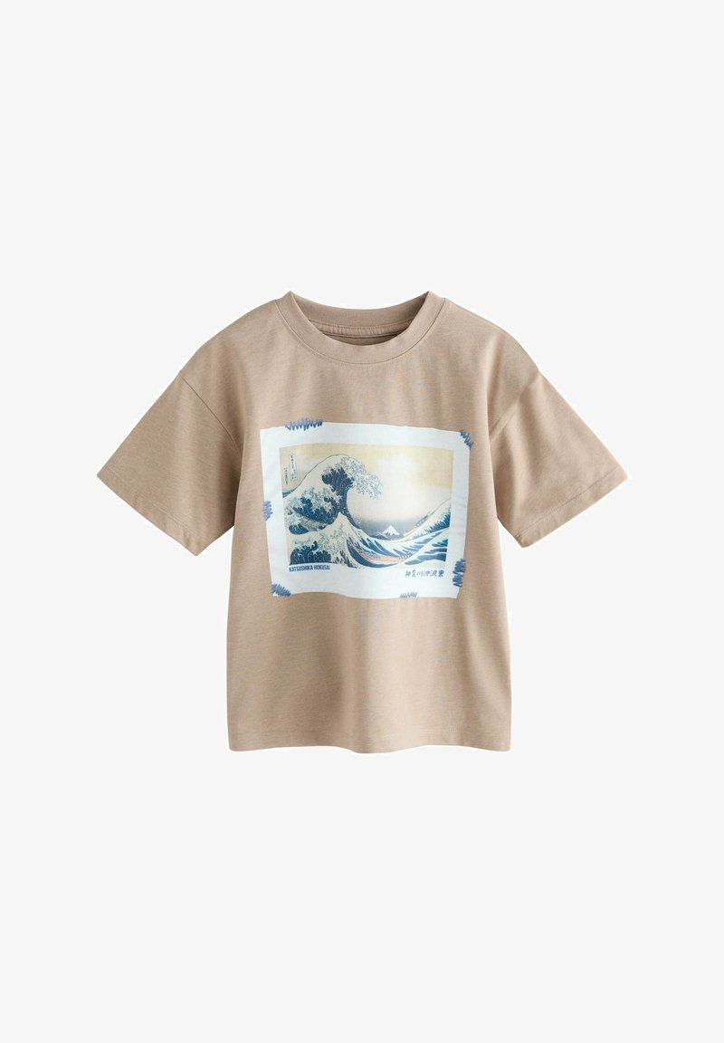 Beiges T-Shirt mit kurzen Ärmeln und einem gerahmten Druck einer großen blauen Welle und einem Berg im Hintergrund, inspiriert von japanischer Kunst.