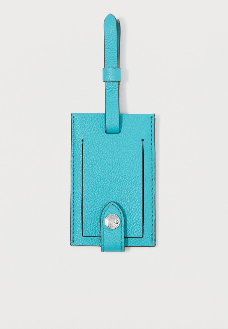Eticheta de bagaje din piele turcoaz, cu suprafață texturată, cusături negre în contrast, închidere cu buton tip snapan și un cârlig pentru atașare.