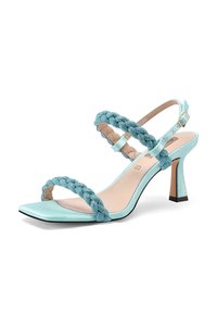 Sandalo con tacco alto di colore blu acquamarina, con punta quadrata, dettagli delle cinghie intrecciate e fibbia alla caviglia. Texture in raso liscio con una leggera finitura lucida.