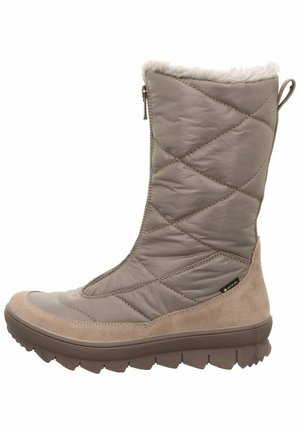 Taupe'owe pikowane zimowe buty z teksturowaną zamszową podstawą, sztucznym futrem wewnątrz oraz solidną gumową podeszwą z wzorem w zygzak. Szczegóły z zamkiem błyskawicznym po boku.