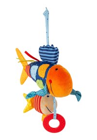 Giocattolo pesce in peluche con corpo arancione, pinne blu e macchie colorate. Include un anello rosso texturizzato e un gancio per appendere. Morbidezza e texture variegate.