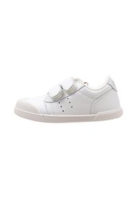Zapatillas blancas con parte superior de cuero texturizado, correas de velcro, puntera reforzada, perforaciones para ventilación y suela de goma.