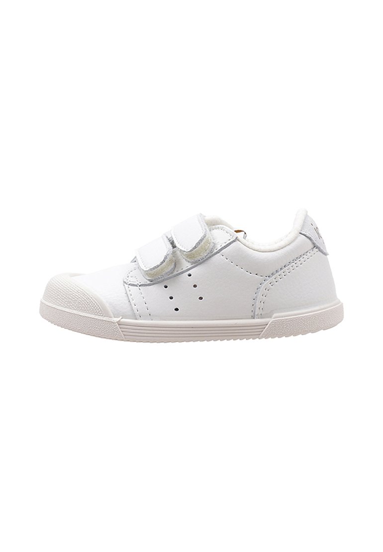 Zapatillas blancas con parte superior de cuero texturizado, correas de velcro, puntera reforzada, perforaciones para ventilación y suela de goma.