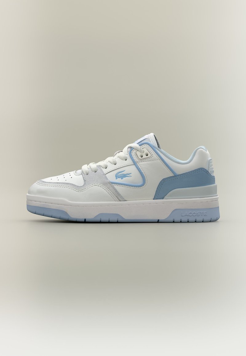 Weißer und hellblauer Lacoste Sneaker mit Schnürsenkeln, perforierter Zehenpartie und Logo an der Seite, seitlich auf neutralem Hintergrund gezeigt.