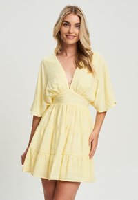 TUSSAH ISSY MINI - Cocktailkleid/festliches Kleid - pastel yellow
