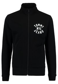 Sudadera negra con cremallera hecha de tela suave, con cuello alto y bolsillos delanteros. Presenta el logo blanco "TOMMY NYC JEANS" en el pecho.