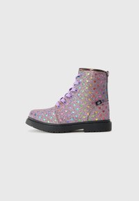 Bottines scintillantes mélangeant le violet et le gris, avec des motifs de cœurs multicolores, des lacets violets, et une semelle en caoutchouc noir.