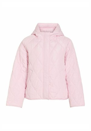 Lichtroze doorgestikte jas met capuchon, lange mouwen, verborgen sluiting aan de voorkant en zijzakken, weergegeven op een witte achtergrond.