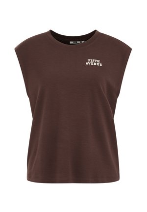 Mouwloze donkerbruine T-shirt met ronde halslijn en witte tekst "FIFTH AVENUE" op de bovenste linkerborst.