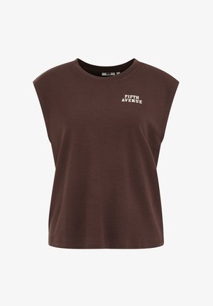 Mouwloze donkerbruine T-shirt met ronde halslijn en witte tekst "FIFTH AVENUE" op de bovenste linkerborst.