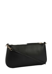 Borsa a tracolla sintetica nera con texture liscia, chiusura con zip e dettagli in metallo dorato. Presenta una lunga tracolla e un design angolare.