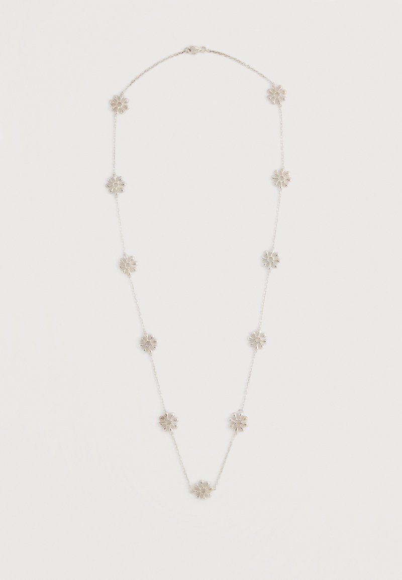 Collier en chaîne argentée avec dix pendentifs en forme de fleur répartis uniformément sur un fond clair.