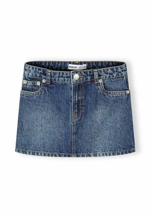 Ciemnoniebieska mini spódnica dżinsowa z przodu zapinana na guziki i zamek błyskawiczny, z szlufkami na pasek i dwoma przednimi kieszeniami na białym tle.