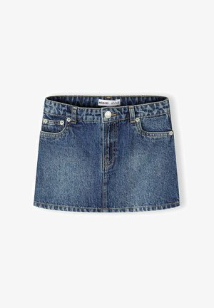 Minijupe en denim bleu foncé avec bouton et fermeture éclair à l'avant, passants pour ceinture et deux poches avant sur fond blanc.