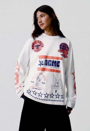 Bershka, OVERSIZE LONG SLEEVE LOONEY TUNES - PRINT T-SHIRT - T-shirt à manches longues - white