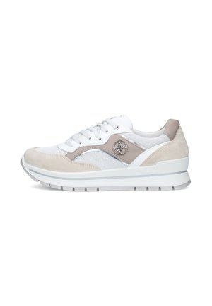 Scarpa da ginnastica bassa bianca e beige con pannelli in mesh e suede, chiusura con lacci e un distintivo rotondo in metallo con logo sul lato.