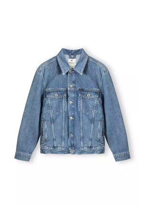 Jasnoniebieska kurtka dżinsowa z kołnierzykiem, z zapięciem na guziki, dwiema kieszeniami na piersi i kieszeniami po bokach. Posiada luźny krój i teksturowaną tkaninę.