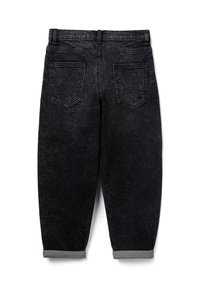 Černé acid-wash džíny s ohrnutými nohavicemi, dvěma zadními kapsami, poutky na opasek a viditelným prošitím na bílém pozadí.