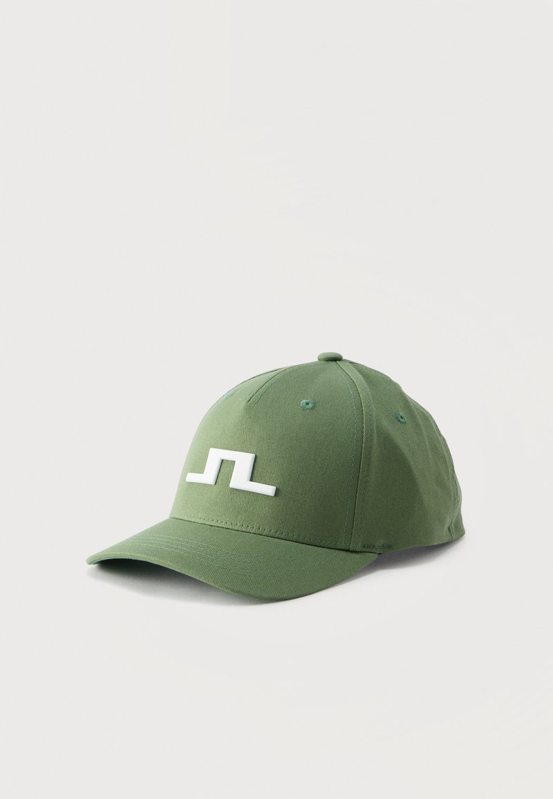 Πράσινο καπέλο μπέιζμπολ με καμπύλη γείσο και λευκό γεωμετρικό λογότυπο στο κέντρο του μπροστινού πάνελ, απεικονίζεται σε απλό λευκό φόντο.