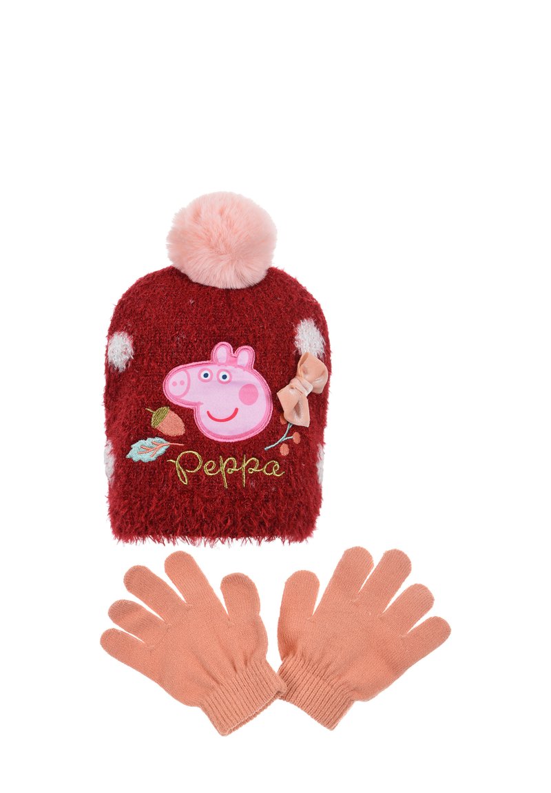 Berretto lavorato a maglia rosso con un pom pom rosa, pois bianchi e una patch di Peppa Pig. Abbinato a guanti lavorati a maglia rosa chiaro.