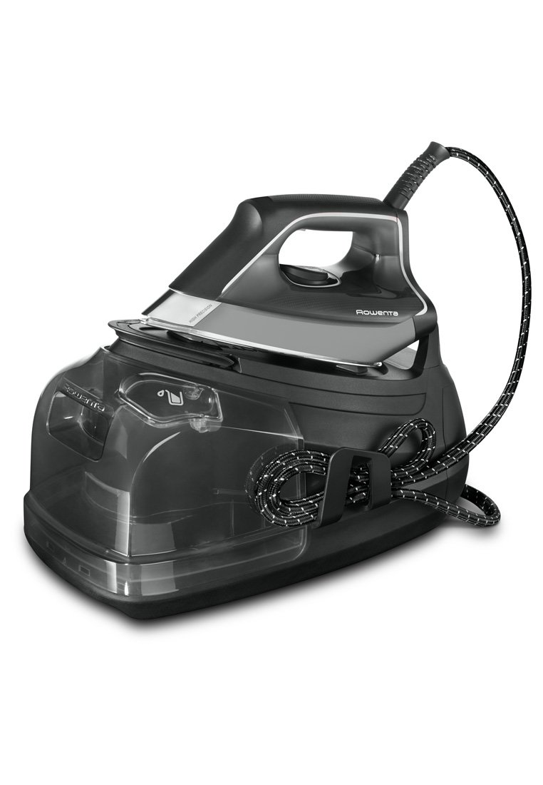 Ferro da stiro con una base nera e grigia, un serbatoio d'acqua e un cavo di alimentazione intrecciato avvolto accanto alla base.