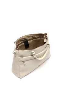 Balta odinė rankinė su užtrauktuku, dviem priekiniais kišenėmis ir kreminės spalvos audiniu viduje. Yra mažos detalės ir viršutinė rankena.