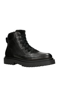 Stivali alla caviglia neri in pelle con accenti in suede, dotati di occhielli in metallo, lacci neri e una suola in gomma spessa e testurizzata.