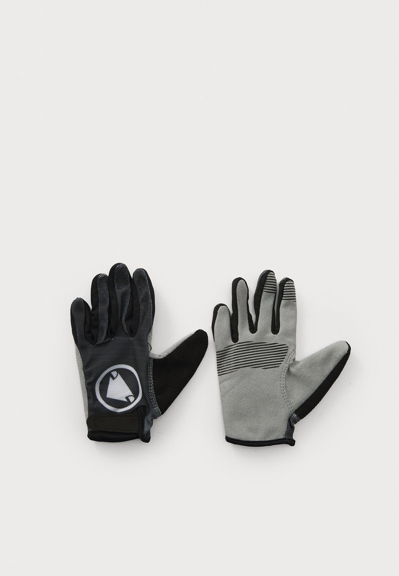Čierne a šedé rukavice s textúrovaným dizajnom, s logom na zápästí a pruhovaným vzorom na prstoch, vyrobené z pružného materiálu.