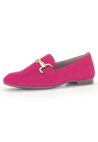 Fuchsia Wildleder Slipper mit runder Zehenform, goldenen Hardware-Details und einem niedrigen braunen Absatz. Glatte Textur mit minimaler Nahtverarbeitung.