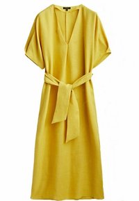 Robe en lin jaune avec un décolleté en V, des manches courtes et une ceinture à nouer à la taille. Présente une coupe décontractée et une texture douce.