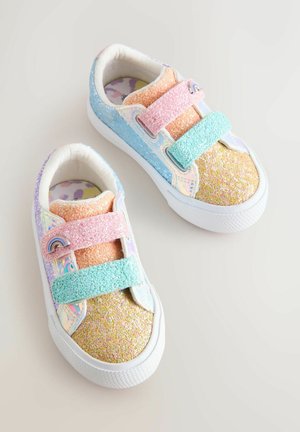 Peutersneakers met glinsterende gouden neuzen, pastelroze en blauwe bandjes, iriserende zijkanten en kleine regenboogpatches op een witte achtergrond.