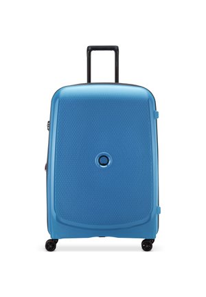 Valigia rigida di colore blu brillante, con superficie testurizzata, manico retrattile e quattro ruote per una facile mobilità.