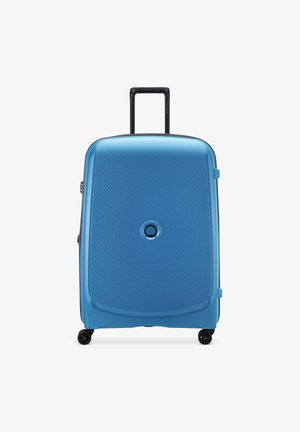 Valigia rigida di colore blu brillante, con superficie testurizzata, manico retrattile e quattro ruote per una facile mobilità.