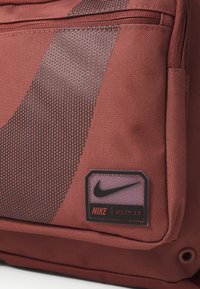 Nike Performance UTILITY - Sac à dos - red sepia/black