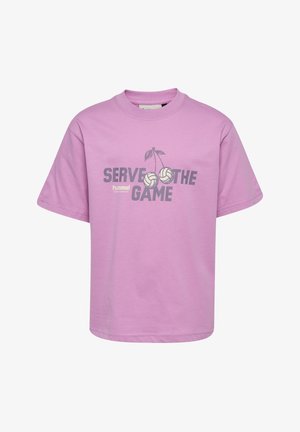 Paarse katoenen t-shirt met korte mouwen. Bevat de tekst "SERVE THE GAME" met volleybalafbeeldingen en kersen erboven. Eenvoudige ronde hals.