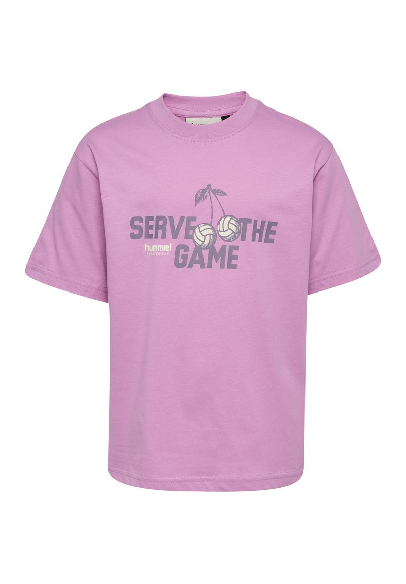 Lila Baumwoll-T-Shirt mit kurzen Ärmeln. Präsentiert den Text "SERVE THE GAME" mit Volleyballgrafiken und Kirschen darüber. Einfacher Rundhalsausschnitt.