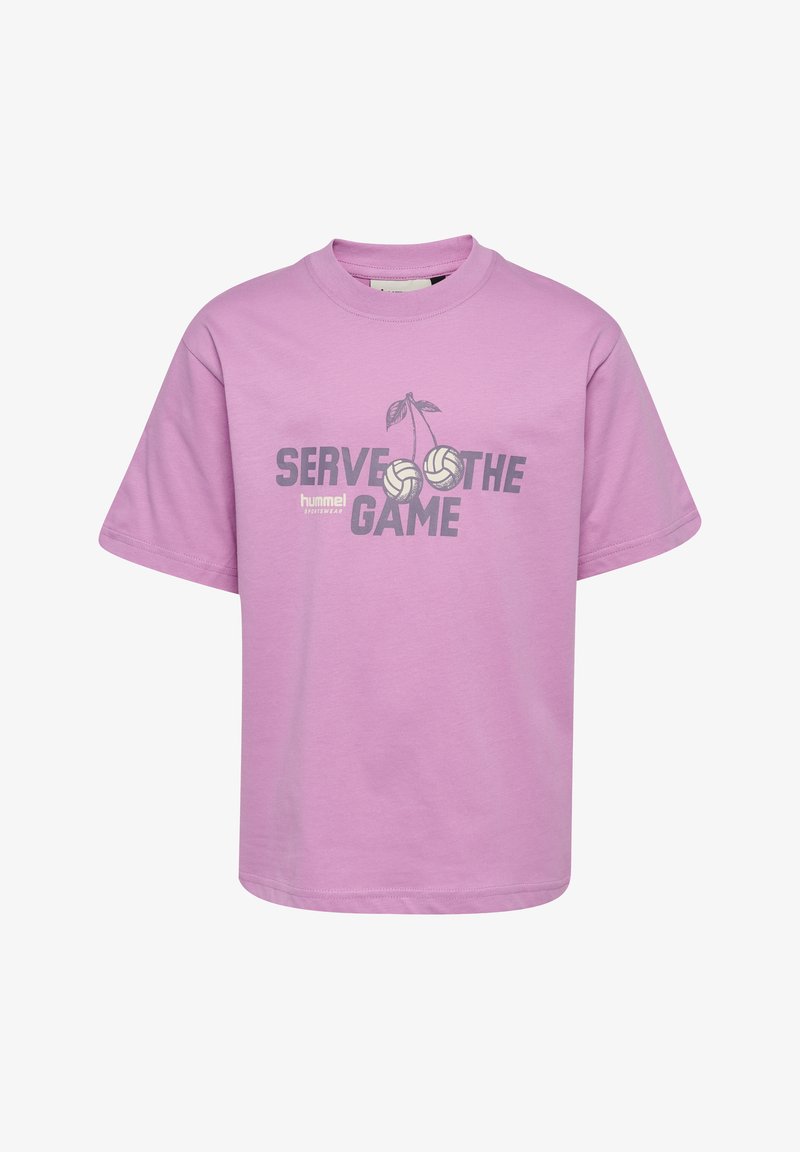 Lila Baumwoll-T-Shirt mit kurzen Ärmeln. Präsentiert den Text "SERVE THE GAME" mit Volleyballgrafiken und Kirschen darüber. Einfacher Rundhalsausschnitt.