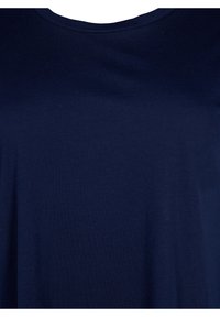 Marinblå bomullströja med rund halsringning, mjuk textur och enkelt mönster. Inga synliga logotyper eller mönster finns.