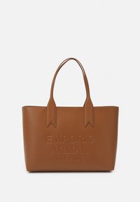 Braune Leder-Tasche mit eingeprägtem Markennamen. Sie verfügt über zwei Griffe, eine glatte Textur, rechteckige Form und gewellte Akzente an den Griffen.