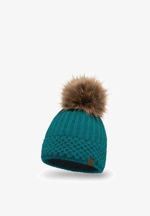 Teal strikket hue med en stor brun kunstpels-pom-pom på toppen. Har et struktureret mønster og et lille mærkeskilt på siden.