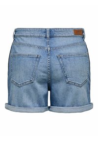Shorts in denim blu chiaro, con orlo arrotolato, due tasche posteriori e una patch in pelle marrone con il marchio sulla vita.